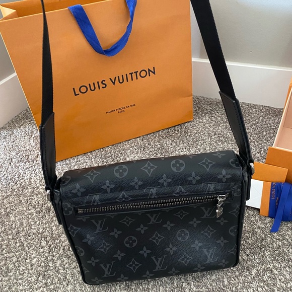 Louis Vuitton District PM Messenger Style Bag in Monogram Eclipse Canvas Black - Picture 5 of 10